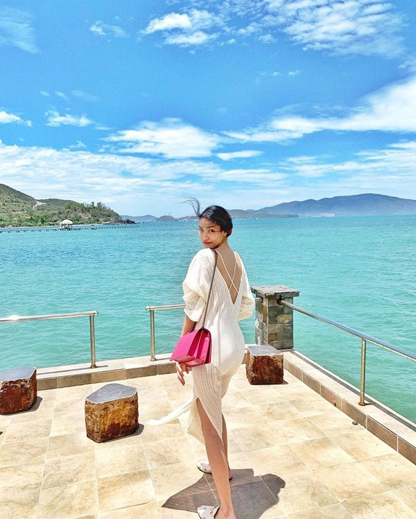 Dù đang mang bầu ở tháng thứ 6 nhưng với vóc dáng mảnh mai, chiếc bụng không quá lớn giúp Lan Khuê ăn mặc sành điệu và xinh đẹp.