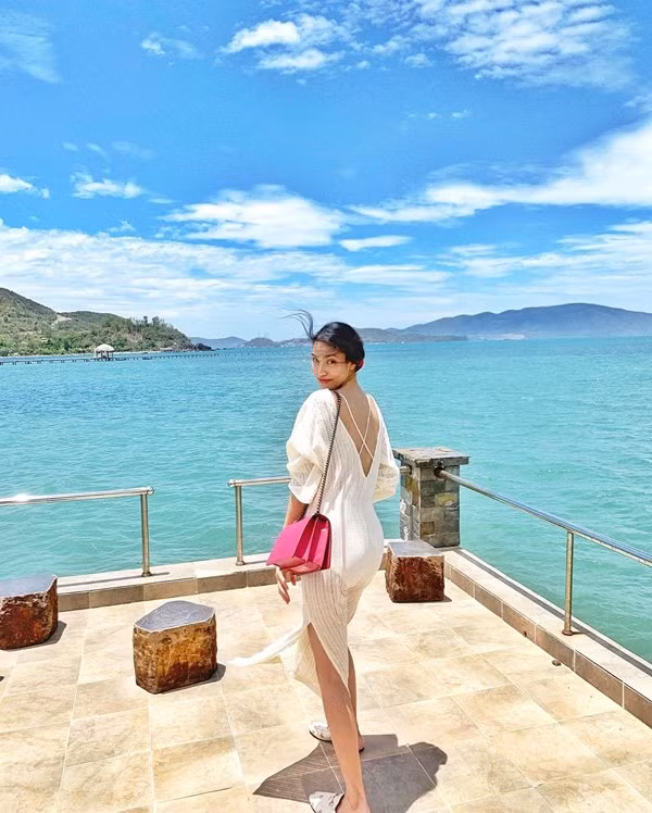 Dù đang mang bầu ở tháng thứ 6 nhưng với vóc dáng mảnh mai, chiếc bụng không quá lớn giúp Lan Khuê ăn mặc sành điệu và xinh đẹp.