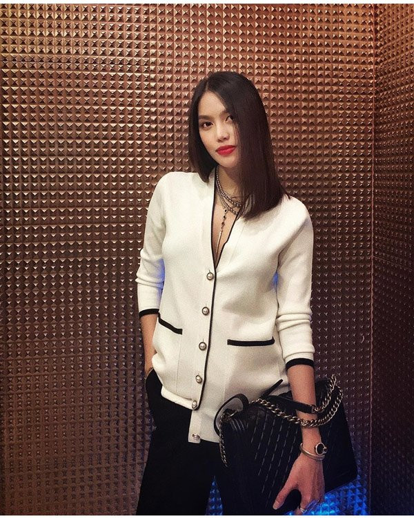 Thời trang giấu bụng bầu của Lan Khuê nhận được không ngớt lời khen. Vẫn đảm bảo đủ các tiêu chí đẹp, sành điệu và vẫn thoải mái cho em bé trong bụng.