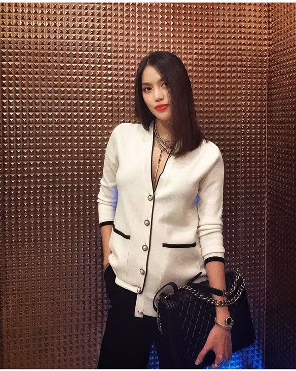 Thời trang giấu bụng bầu của Lan Khuê nhận được không ngớt lời khen. Vẫn đảm bảo đủ các tiêu chí đẹp, sành điệu và vẫn thoải mái cho em bé trong bụng.