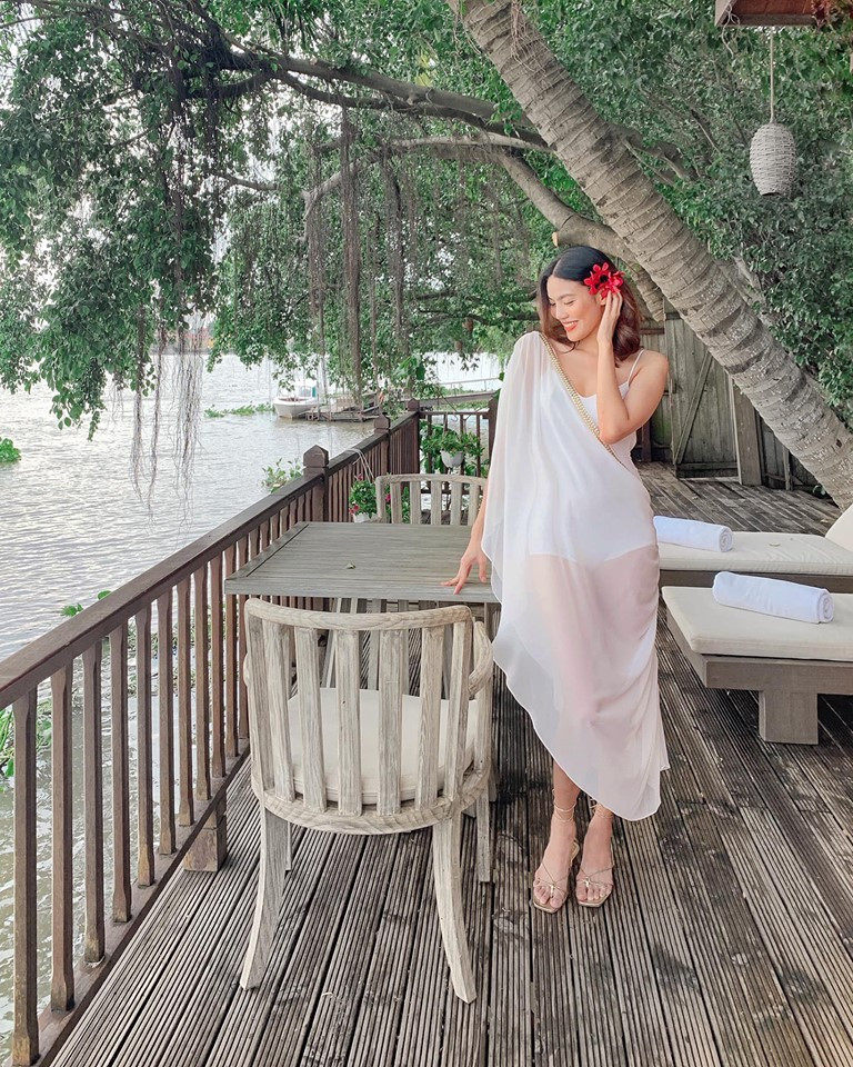 Dù đang mang bầu nhưng Lan Khuê vẫn tự tin mặc bikini gợi cảm mà không lộ bụng.