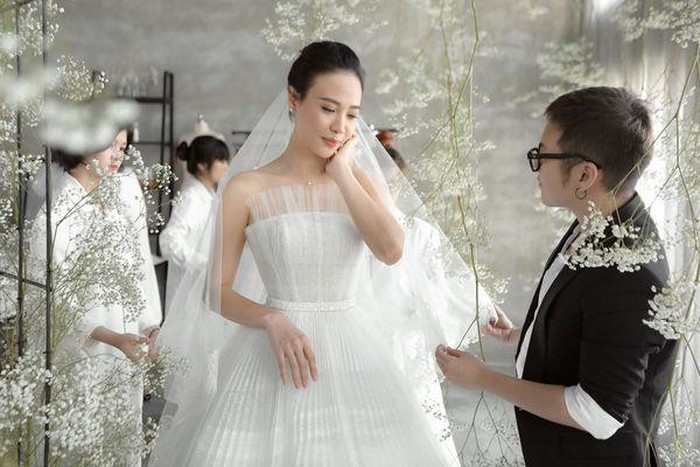 Được biết, người thiết kế hai mẫu váy cưới của Đàm Thu Trang không ai khác chính là NTK Chung Thanh Phong. Để có chiếc váy cưới lộng lẫy đẹp như cổ tích này, nhà mốt Trần Hùng đã huy động đội ngũ nhân công tay nghề cao, thêu họa tiết, đính kết đá pha lê, đá swarovski 100% bằng tay trong 3 tháng liên tục. Ảnh: Saostar.