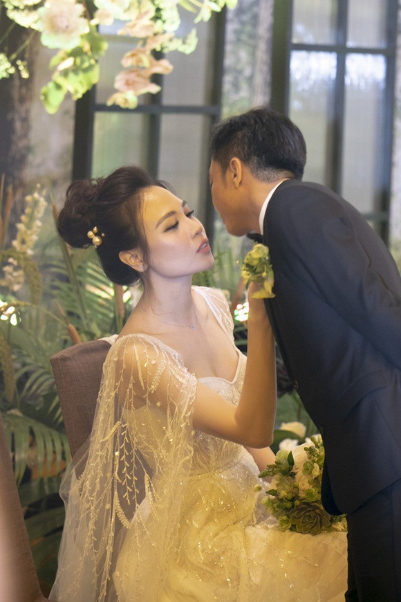 Mẫu đầm cuối cùng mà Đàm Thu Trang chọn mặc cũng do NTK Chung Thanh Phong thiết kế. Váy có họa tiết hoa cỏ giúp khắc họa nét nữ tính của người đẹp xứ Lạng. Nhà mốt tiếp tục sử dụng kỹ thuật dựng phom corset - điểm đặc trưng trong phong cách thiết kế của anh, giúp siết eo con kiến, tạo dáng ngực căng đầy cho cô dâu. Ảnh: Helino.