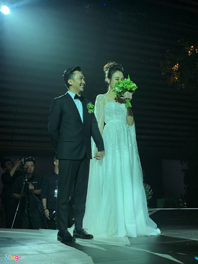 Bộ cánh có nhiều lớp lang giúp tạo độ uyển chuyển trong từng nhịp bước của cô dâu. Ảnh: Zing.