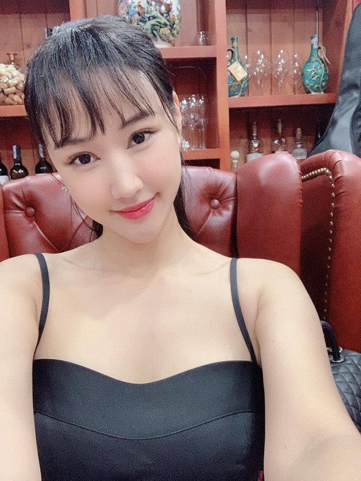 Sau khi tân trang vòng 1, Maya rất tự tin diện các trang phục gợi cảm khoe đôi gò bồng đào.