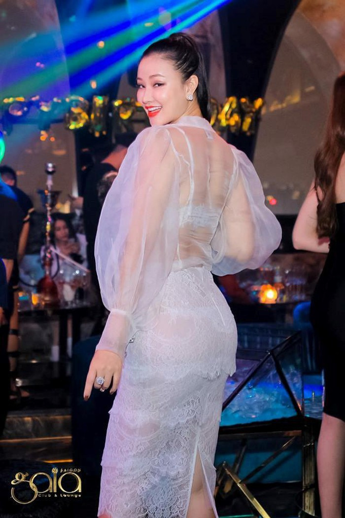 Giọng ca 1988 không ngại diện những trang phục xuyên thấu lên sân khấu.