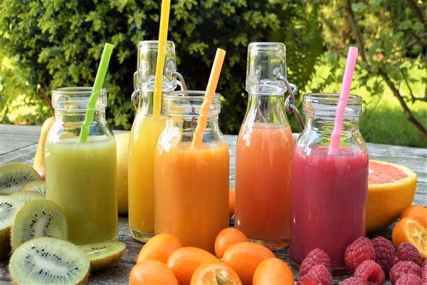 Sinh tố là một cách tuyệt vời để đảm bảo cơ thể bạn được cung cấp đầy đủ nước và chất dinh dưỡng khi đau họng.