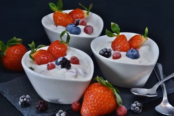 Món tráng miệng sữa với gelatine và mousse là lựa chọn tuyệt vời, không chỉ ngon, mà còn mềm và lạnh, vừa giảm cơn đau và hạn chế cổ họng bị kích thích.
