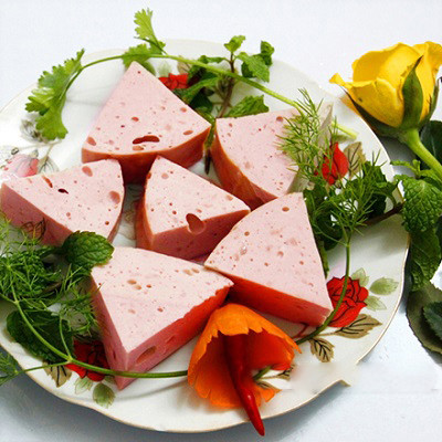 Kiểu bày đĩa giò chả cơ bản: cắt khoanh giò thành 6 hoặc 8 phần bằng nhau rồi bày cùng với rau thơm, cà rốt tỉa hoa.