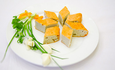 Hoặc có thể trang trí thêm bằng cọng hành lá và cà rốt tỉa hoa.