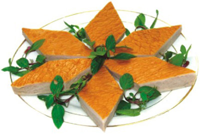 Trang trí đĩa chả quế xếp kiểu xòe hoa bằng rau thơm cho thêm phần nổi bật.