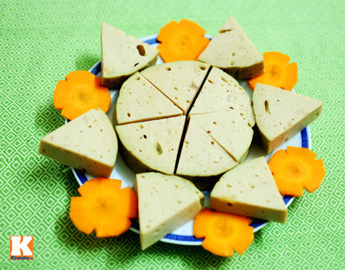 Bàn tiệc tất niên hay tiệc năm mới của gia đình bạn hẳn sẽ trở nên đẹp mắt hơn rất nhiều với những cách bày giò chả sáng tạo này đấy!