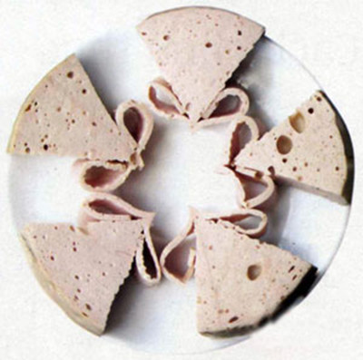 Dùng dao lượn sóng để cắt miếng giò cũng rất tiện và đẹp.