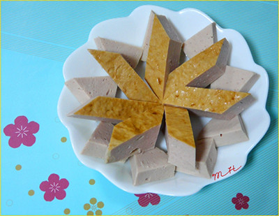 Bày chả quế và giò lụa xen kẽ thành hai lớp. Giò lụa thái 6 hoặc 8 miếng bằng nhau, xếp ở dưới. Chả quế cắt miếng rộng khoảng 3cm rồi cắt chéo để có được miếng hình thoi xếp xòe hoa lên trên.