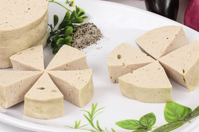 Một trong những cách bày giò lụa đơn giản thành hình bông qua 4 hoặc 5 cánh. 