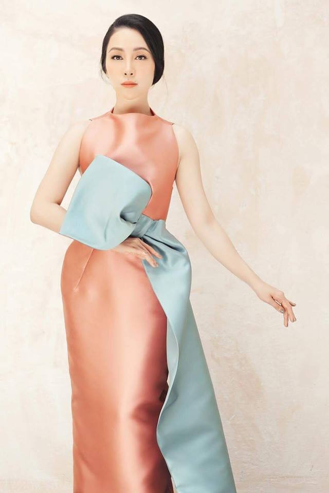 Không chạy theo trào lưu khoe thân, nữ diễn viên múa trung thành với những bộ váy đầm sang trọng, kín đáo giúp toát lên nét đẹp thanh lịch.