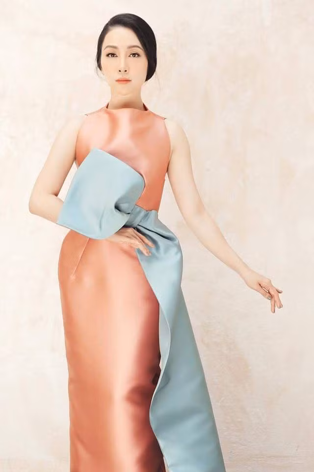 Không chạy theo trào lưu khoe thân, nữ diễn viên múa trung thành với những bộ váy đầm sang trọng, kín đáo giúp toát lên nét đẹp thanh lịch.