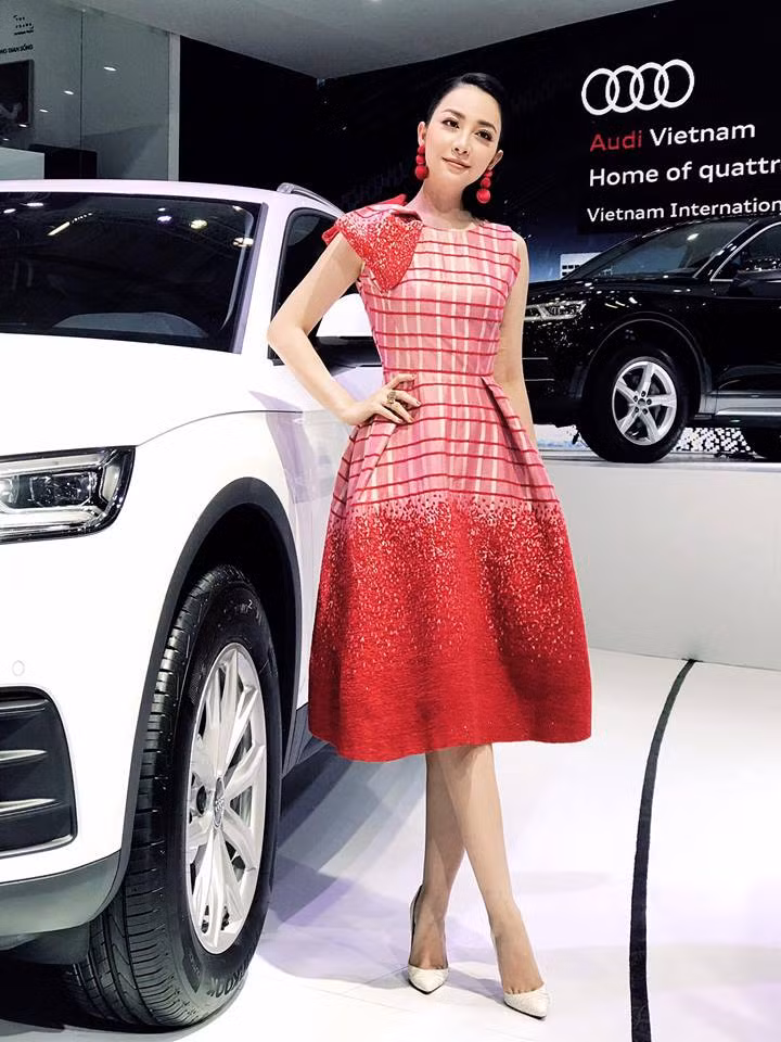 Thường xuyên lựa chọn trang phục của các nhà thiết kế trong nước nhưng Linh Nga vẫn “tỏa sáng” chẳng kém gì các người mẫu thời trang thế giới.