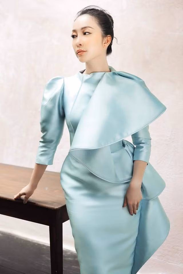 Sự mềm mại, vóc dáng uyển chuyển của một diễn viên múa đều góp phần không nhỏ trong việc tạo dựng gu thời trang sang trọng cho Linh Nga.