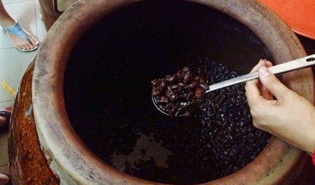 Rượu, mật sim: Dường như không đâu có nhiều sim như là trên đảo Phú Quốc ở Kiên Giang. Nhiều nhất có thể kể tới là ở các khu rừng phòng hộ Hàm Ninh, Cửa Dương hay Dương Tơ. Nhờ có nguồn nguyên liệu dồi dào như vậy trái sim ở Phú Quốc được người dân ở đây chế tạo nên đặc sản rượu sim rừng hay mật sim.