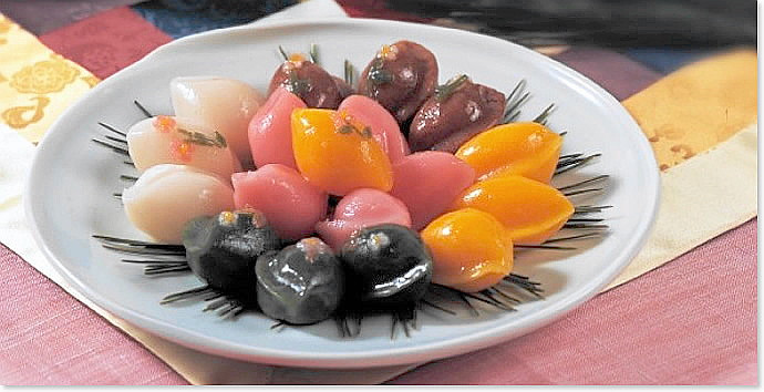 Loại bánh gạo truyền thống này có lớp vỏ mềm dẻo, nhân thường là nguyên liệu ngọt như vừng, đậu đen, quế, hạt thông, hạt dẻ và mật ong...