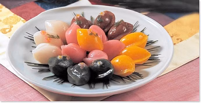 Loại bánh gạo truyền thống này có lớp vỏ mềm dẻo, nhân thường là nguyên liệu ngọt như vừng, đậu đen, quế, hạt thông, hạt dẻ và mật ong...