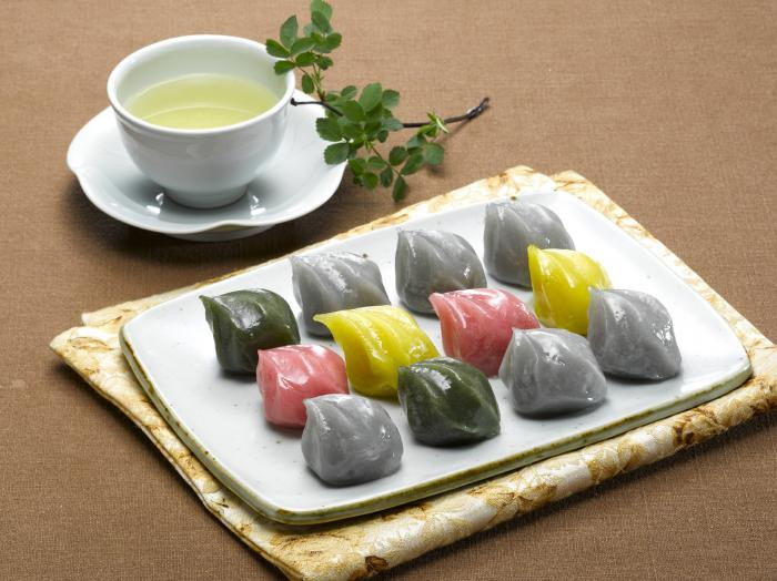 Người ta sẽ chia phần bột gạo làm 3 phần và sử dụng các nguyên liệu thiên nhiên như gấc, ngải cứu, nước ép từ ngũ vị tử, nước ép nho, bột hạt dẻ,… để nhuộm thành 3 màu khác nhau.