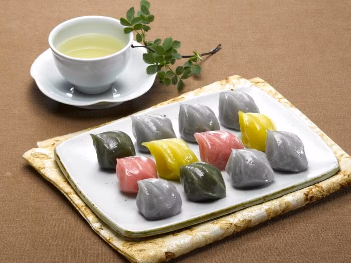 Người ta sẽ chia phần bột gạo làm 3 phần và sử dụng các nguyên liệu thiên nhiên như gấc, ngải cứu, nước ép từ ngũ vị tử, nước ép nho, bột hạt dẻ,… để nhuộm thành 3 màu khác nhau.