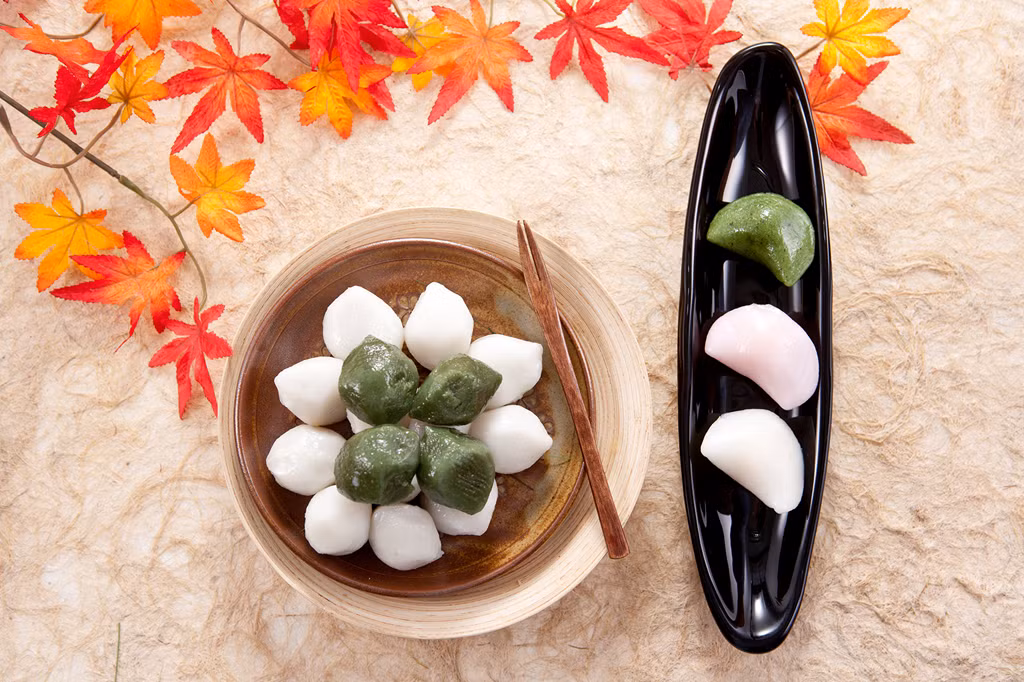 Người Hàn Quốc tin rằng "trăng khuyết rồi lại tròn" là biểu tượng của sự may mắn, sinh sôi nảy nở nên món bánh này mới có hình bán nguyệt đặc trưng đó.