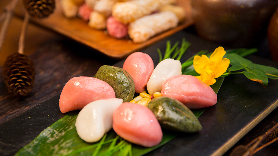 Người Hàn Quốc tin rằng bánh hình bán nguyệt tượng trưng cho một tương lai tươi sáng. Hình ảnh”trăng khuyết rồi sẽ tròn” như là một sự sinh sôi, nảy nở, sự mở rộng và phát triển trọn vẹn.