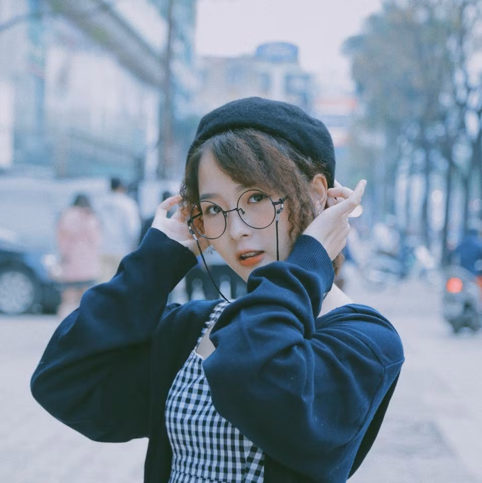 Hot girl Hà thành thường xuyên thay đổi phong cách thời trang để luôn làm mới bản thân.