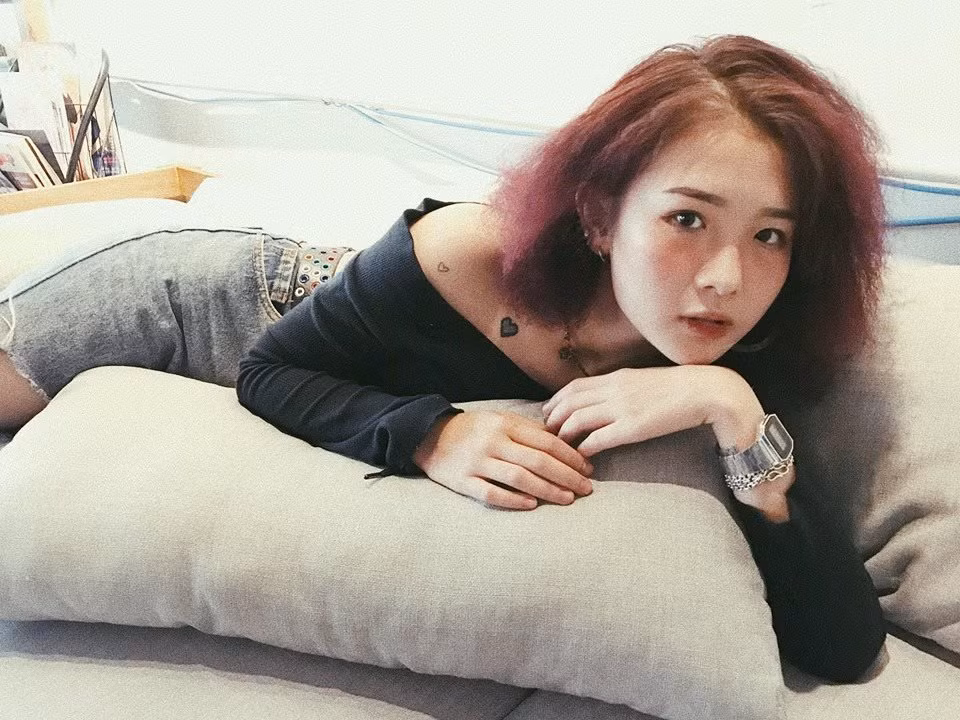 Khả năng phối đồ sành điệu, bắt mắt giúp Lê Na ghi điểm trong mắt mọi người.