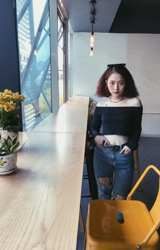 Cô nàng này khá yêu thích các kiểu áo croptop trễ vai để khoe eo thon và vai gầy.