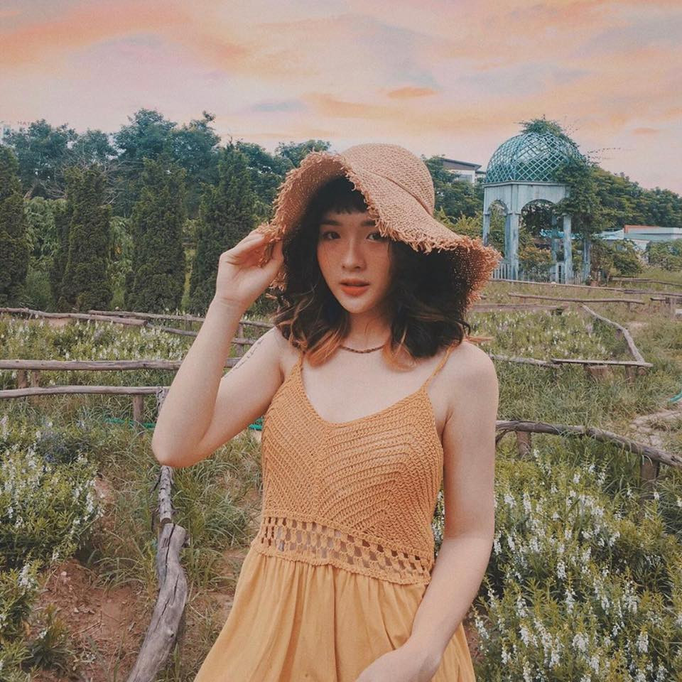 Các kiểu váy 2 dây tôn lên sự gợi cảm, nữ tính của Lê Na. Ảnh: Internet.