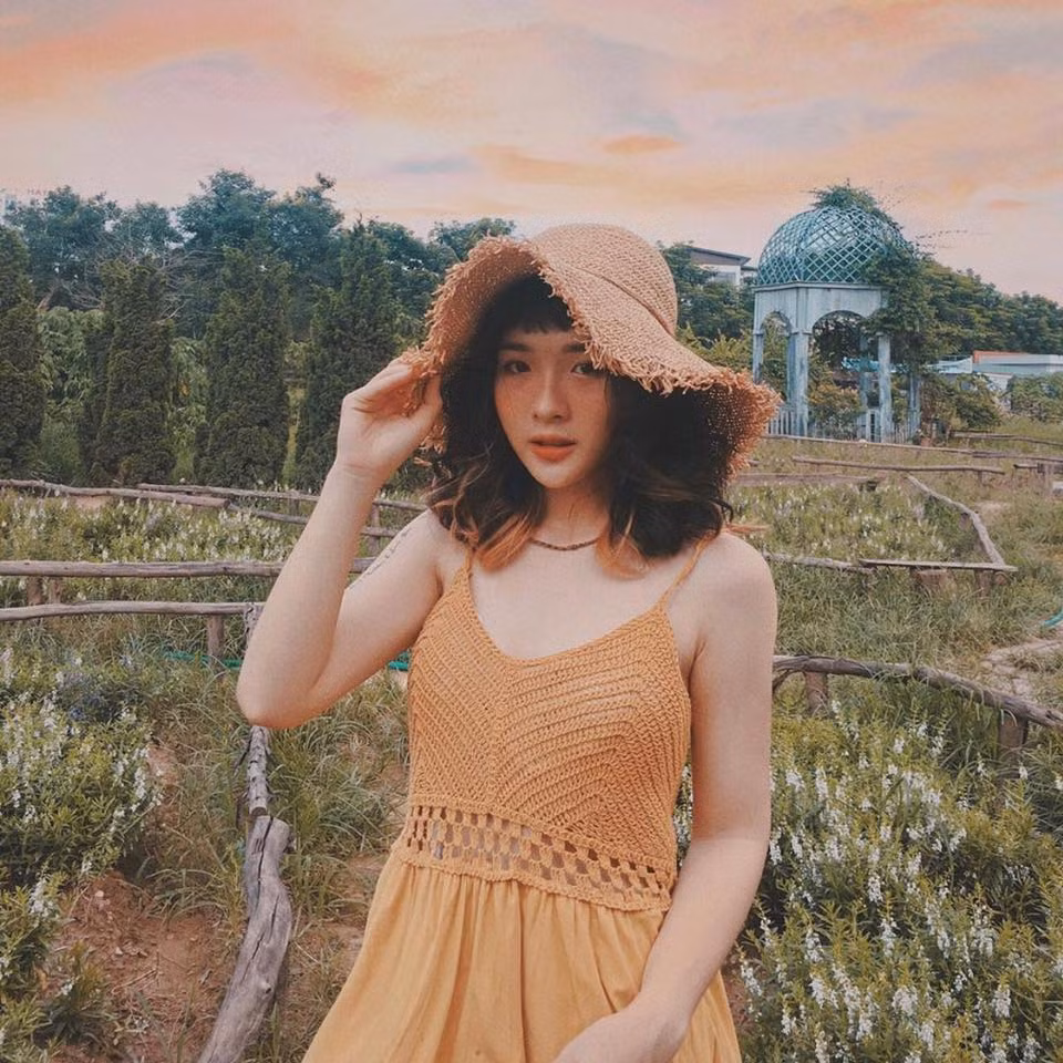 Các kiểu váy 2 dây tôn lên sự gợi cảm, nữ tính của Lê Na. Ảnh: Internet.