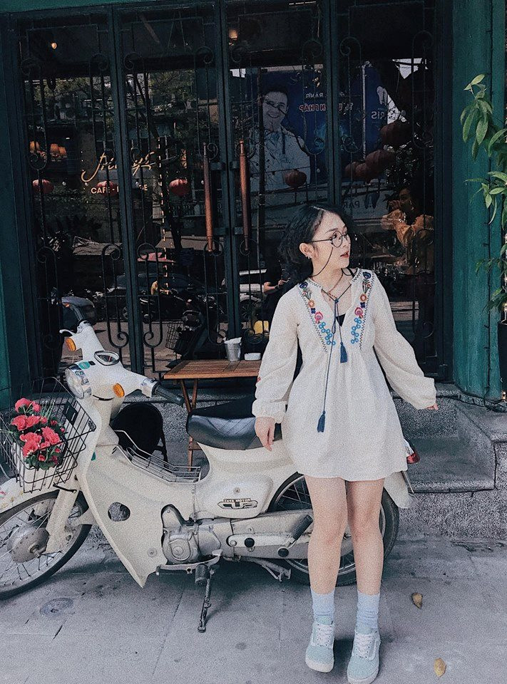 Kiểu váy ngắn làm tăng chiều dài đôi chân cho Lê Na.