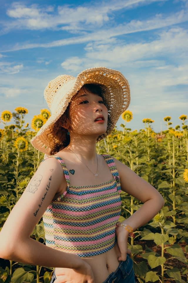 Lena tên thật là Lê Na, sinh năm 1996, hiện là diễn viên tự do, 1 vlogger nổi tiếng trên mạng xã hội, cô cũng gây chú ý với nhiều clip cover, khả năng viết nhạc...Cô nàng 9x này còn gây ấn tượng bởi phong cách thời trang cá tính, độc đáo.