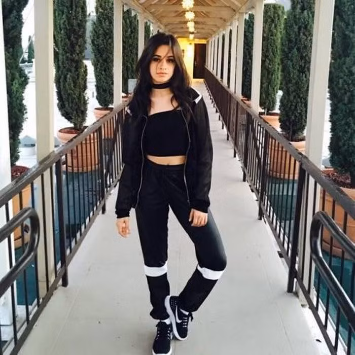 Trong thời trang, cô ca sĩ sinh 1997 thường chọn trang phục đơn giản nhưng vẫn tạo sự cuốn hút. Từ streetstyle, thể thao tôn vóc dáng đều được giọng ca khai thác triệt để.