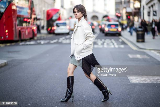 Độ dài của chân váy nên ở khoảng giữa đùi, trên đầu gối sẽ giúp những cô gái dáng người thấp bé như Camila "ăn gian" chiều cao.