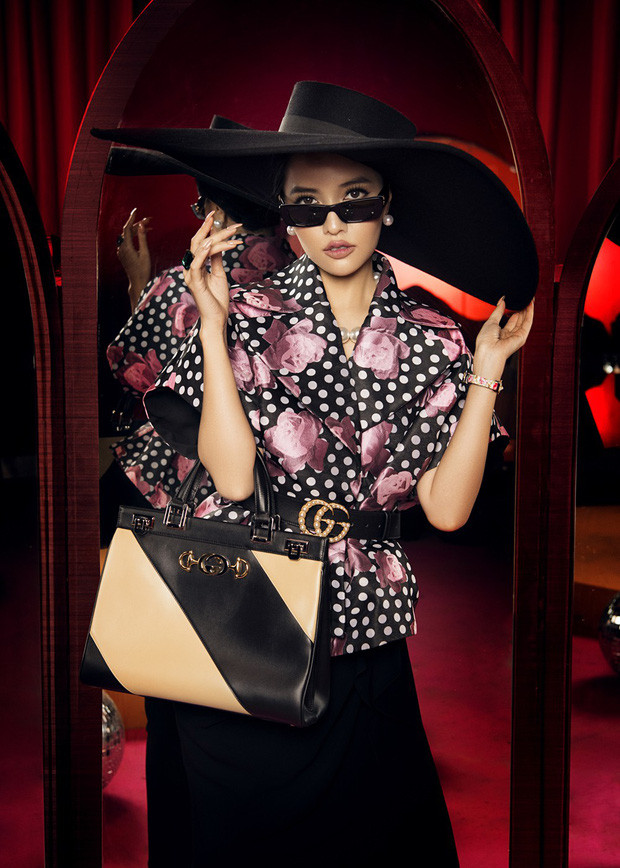 Trang phục kín đáo hiếm hoi của Bích Phương trong MV mang tới tạo hình hài hước và vui nhộn, đúng với tính cách và chất "điên" của cô.