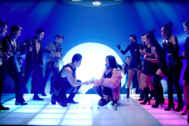 Bích Phương diện váy hai dây bó sát cùng đôi tất ren cao đến đùi quyến rũ, điểm nhấn là chiếc áo lông màu hồng.