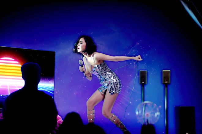 Khi cầm mic và hát như đang biểu diễn trên sân khấu, giọng ca Bùa Yêu khoác lên mình chiếc váy hai dây đính sequin ngắn cùng chi tiết xẻ tà ở phía trước.