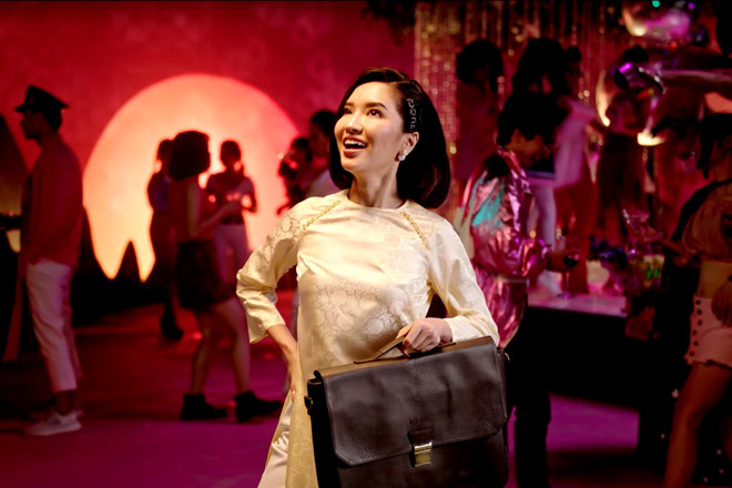 Trong MV, Bích Phương thay đổi phong cách thời trang liên tục, hết "quê mùa" đến sexy, gợi cảm. Ảnh: Internet.