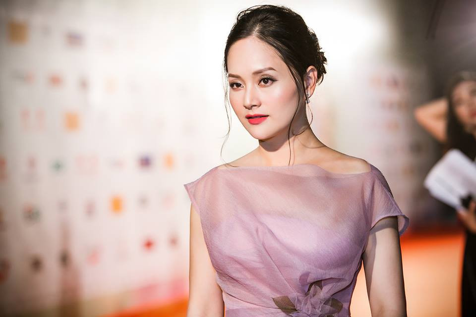 Người đẹp 36 tuổi khá chăm diện những kiểu thời trang công chúa.