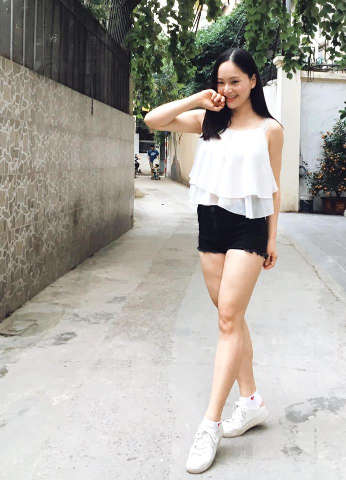 "Nàng dâu order" nhí nhảnh với chiếc áo hai dây và quần short.