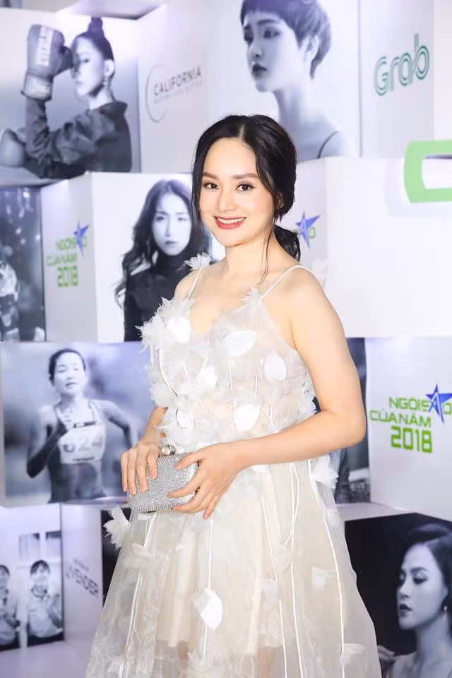 Lan Phương hóa quý cô điệu đà với chiếc váy trắng hai dây,