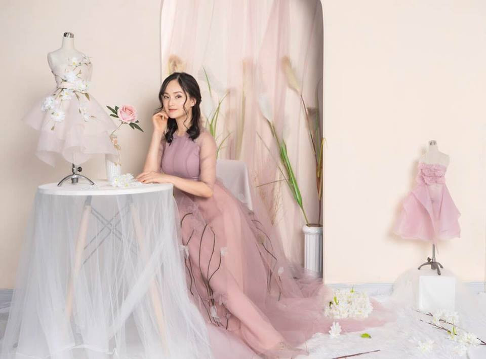 Bà mẹ một con diện váy hồng điệu đà, mộng mơ.