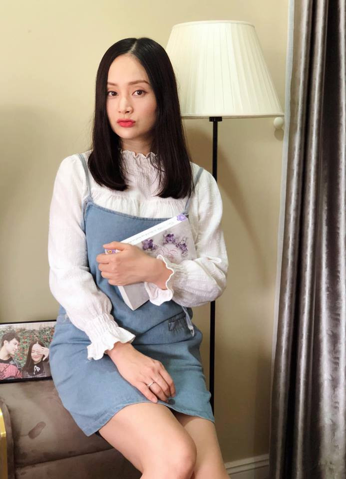 Nữ diễn viên mix áo sơ mi trắng với váy yếm bò trẻ trung.