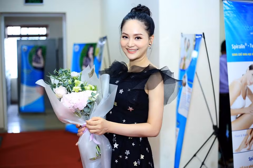 Chiếc đầm đen thanh lịch giúp cô trở nên sang trọng quý phái.