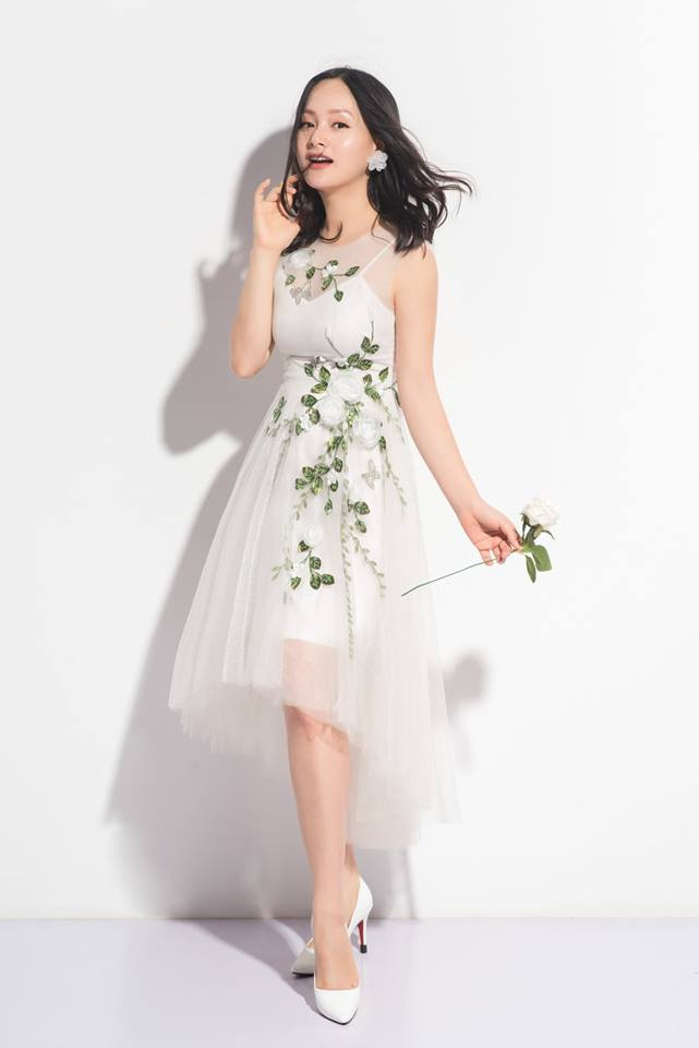 Những trang phục màu trắng giúp Lan Phương "hack tuổi" hiệu quả.